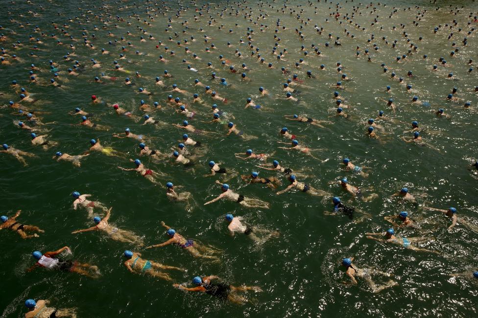 7. Массовый ежегодный заплыв на озере Цюрих. Участники должны пересечь озеро, длина которого 1500 метров. (Фото: REUTERS / Арнд Вигман).