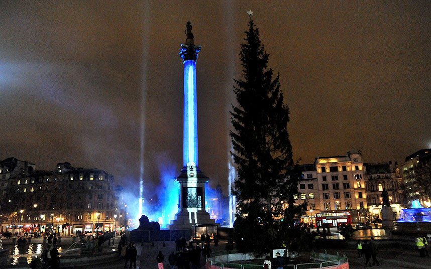20. В честь премьеры в Лондоне, Колонна Нельсона на Трафальгарской площади превратилась в гигантский световой меч.