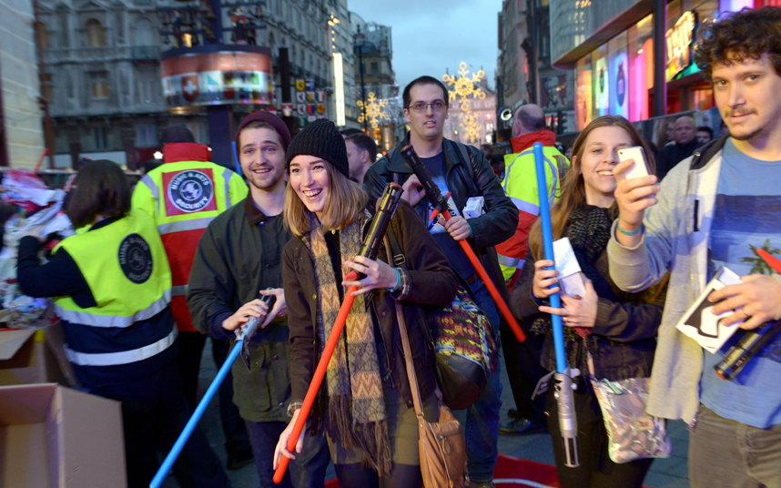 3. В этот день в Лондоне можно было встретить поклонников фильма со световыми мечами в руках. 