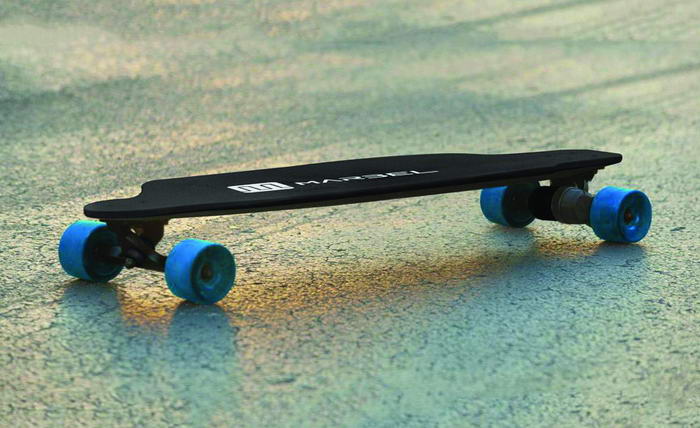 10. Это один из самых легких электрических скейтбордов в мире. Его вес составляет всего 4,4 кг.  Вы можете загрузить специальное мобильное приложение для отслеживания уровня заряда аккумулятора скейта.