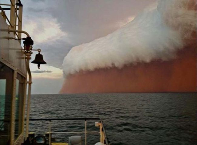 6. Знаете, что это? Это гигантская песчаная буря над океаном в Австралии. Экипажу судна не позавидуешь.