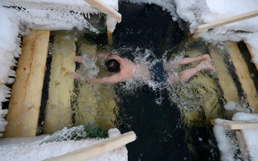 2. Купание в ледяной воде – традиционный обряд всех православных христиан, проводимый каждый год 19 января. 