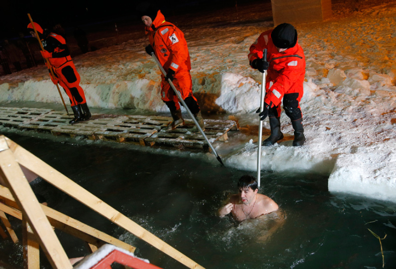 9. Спасатели пристально следят за купающимися и в случае чего помогают выбраться из ледяной воды.