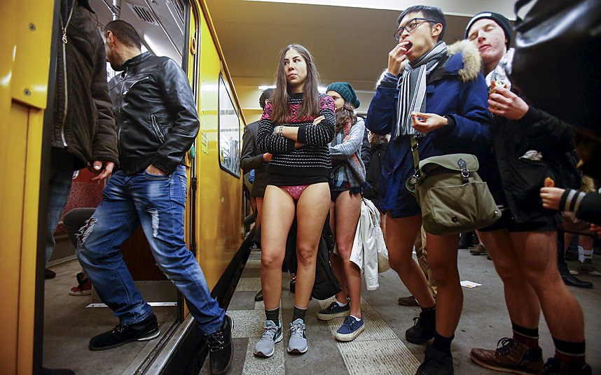 1. По всему миру сотни пассажиров путешествовали на поездах метро без штанов и юбок. 