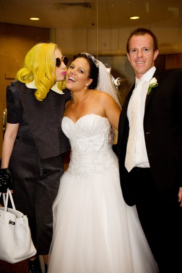 12. Леди Гага случайно попала на свадьбу в отеле в Аделаиде в 2010 году. 