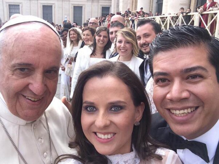 7. Папа Франциск присоединился к селфи с молодоженами в Ватикане.