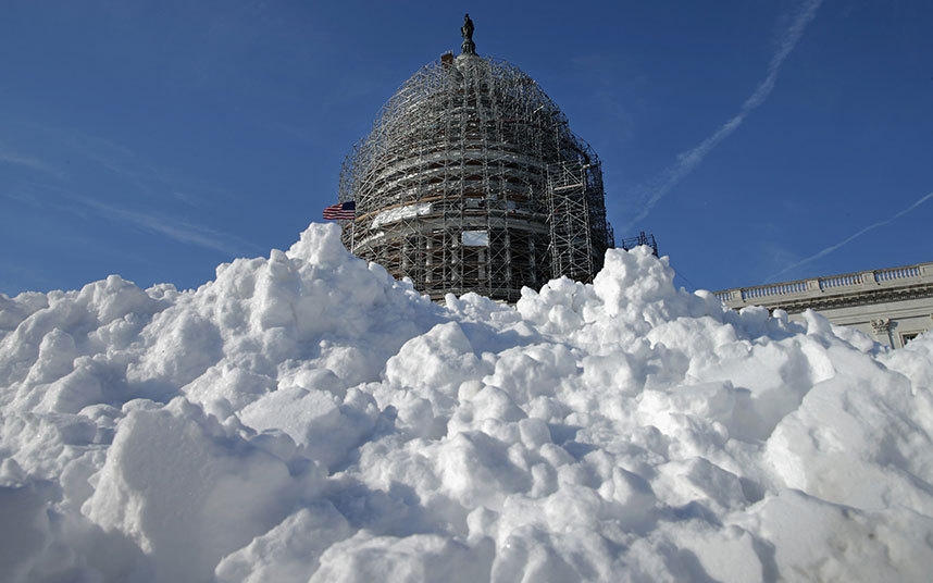 19. Куча снега на площади возле Капитолия в Вашингтоне.