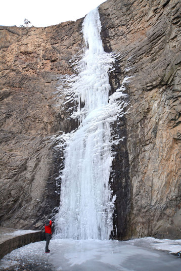 2. Китай. Турист фотографирует замерзший водопад в городе Жичжао, провинция Шаньдун на восток Китая.