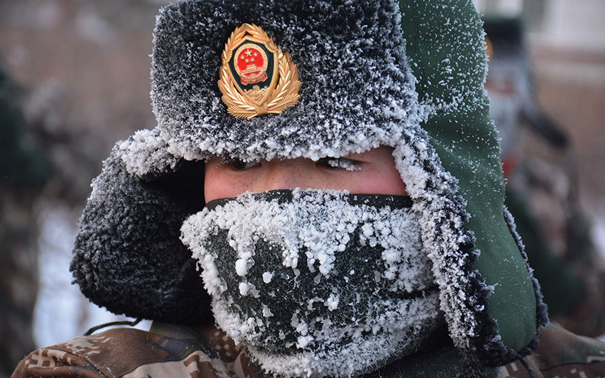 5. И снова Китай. Солдат пограничник на учениях в Хулун Буир на границе с Монголией. Температура упала до -47 градусов Цельсия. 