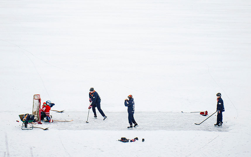 9. И не только в России. На фото шведские дети играют в хоккей на замерзших водах Балтийского моря.