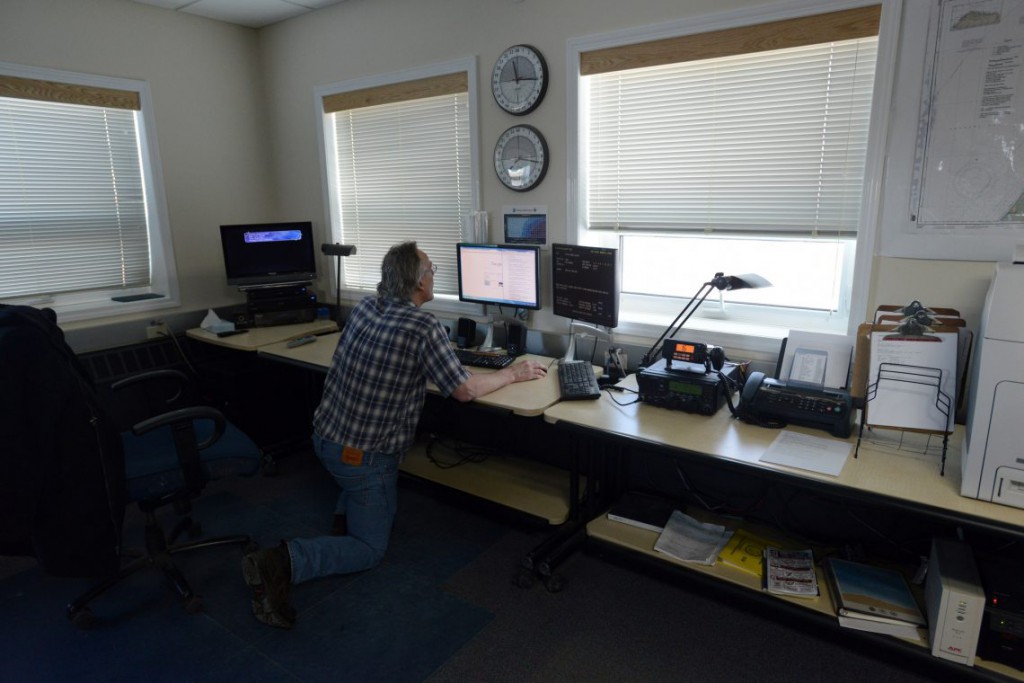 30. Метеоролог Рич Ломир проверяет данные со станции Национальной погодной службы. 