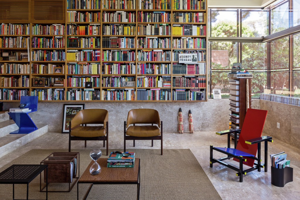 3. Большую часть дома занимает библиотека с более чем 5000 книгами из частной коллекции владельцев виллы. 