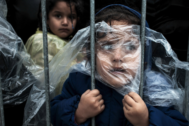 3. Категория «Люди. Одиночная фотография». Ребенок беженец в очереди на регистрацию. Фото: Matic Zorman.