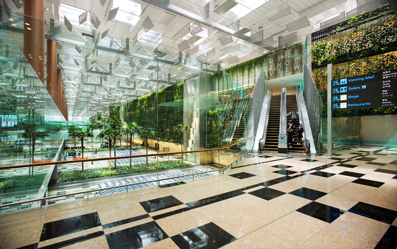 1. Сингапурский аэропорт Чанги. До следующего рейса очень много времени? В аэропорту Чанги действует бесплатный 24-часовой кинотеатр. Также в транзитной зоне вы можете воспользоваться бассейном или полюбоваться на зеленую стену из живых растений. 