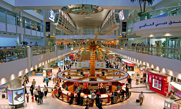 7. Аэропорт Дубай. Роскошный аэропорт с бассейном, тренажерным залом, джакузи и сауной. Также в аэропорту есть сады и множество ресторанов и магазинов. 