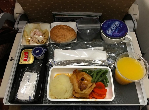 1. Singapore Airlines - ужин в эконом-классе (курица и картофельное пюре).