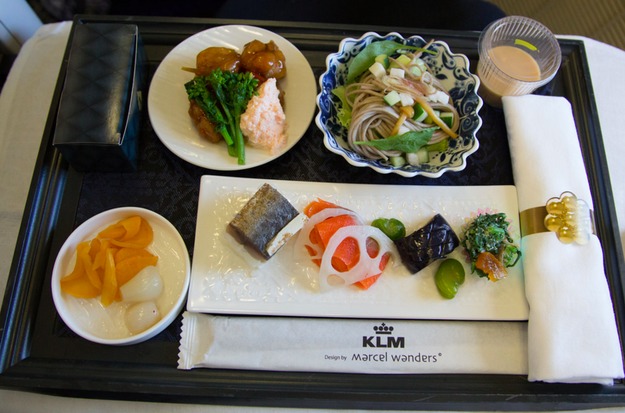 20. KLM - ужин в бизнес-классе.