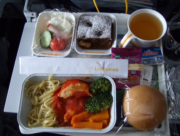 21. Lufthansa - ужин в эконом-классе.