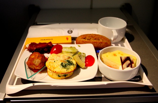 22. Lufthansa - ужин в бизнес-классе.