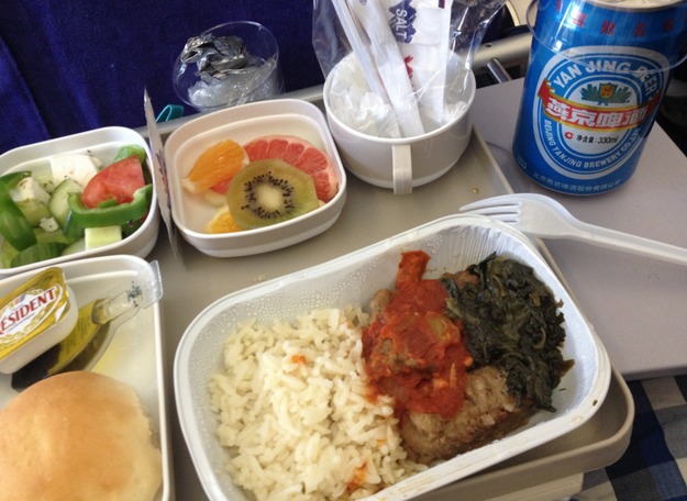 23. Air China - ужин в эконом-классе. Рис и пиво.