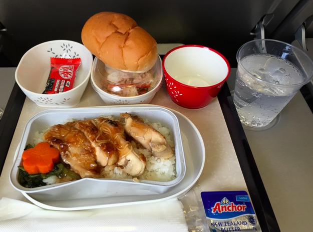 25. Cathay Pacific Airlines - ужин в эконом-классе.