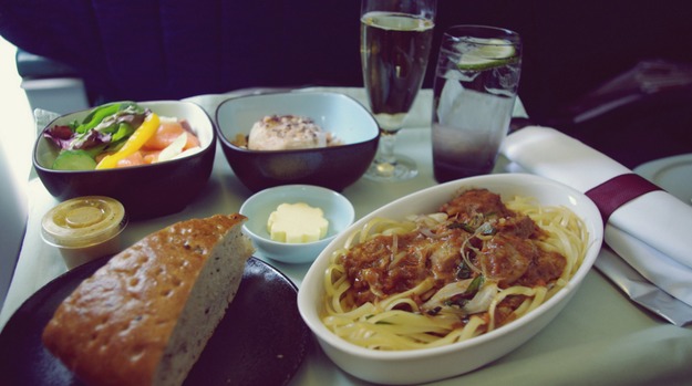 26. Cathay Pacific Airlines - ужин в бизнес-классе.