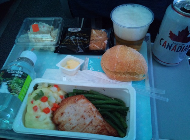 27. Air Canada - ужин в эконом-классе.