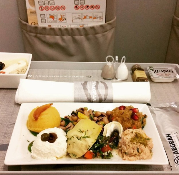 32. Aegean Airlines - ужин в бизнес-классе.