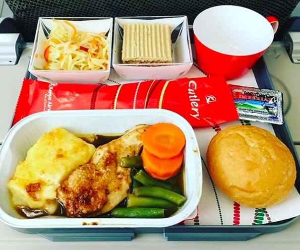 35. Kenya Airlines - ужин в эконом-классе.