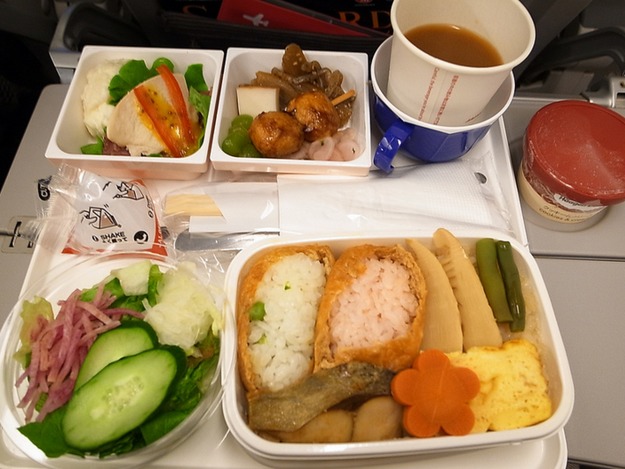 37. Japan Airlines - ужин в эконом-классе.