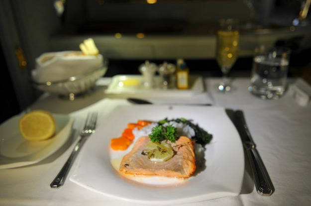 4. Emirates Airlines - ужин в первом классе.
