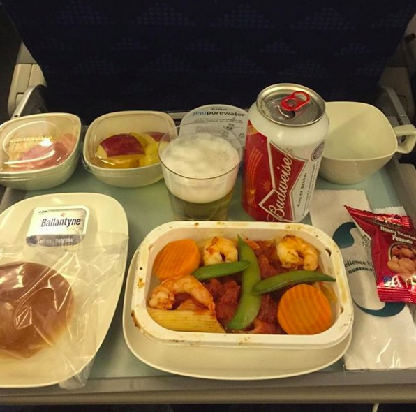 7. Корейские авиалинии - ужин в эконом-классе. В меню входит баночка пива. 