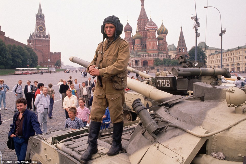 11. Начало переворота. На Красной площади появились танки. 