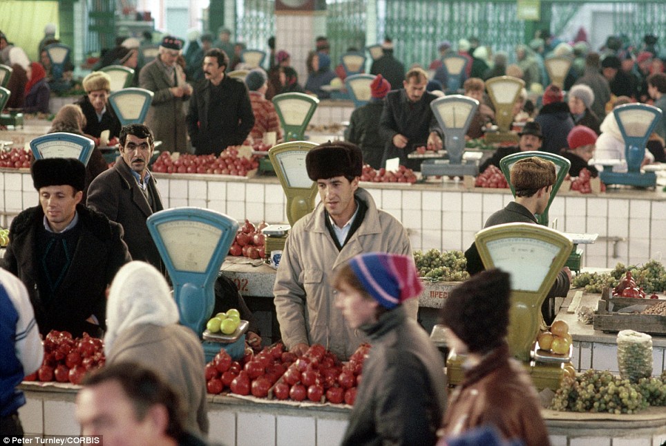 18. Продовольственный рынок в Калуге, ноябрь 1991 год. 