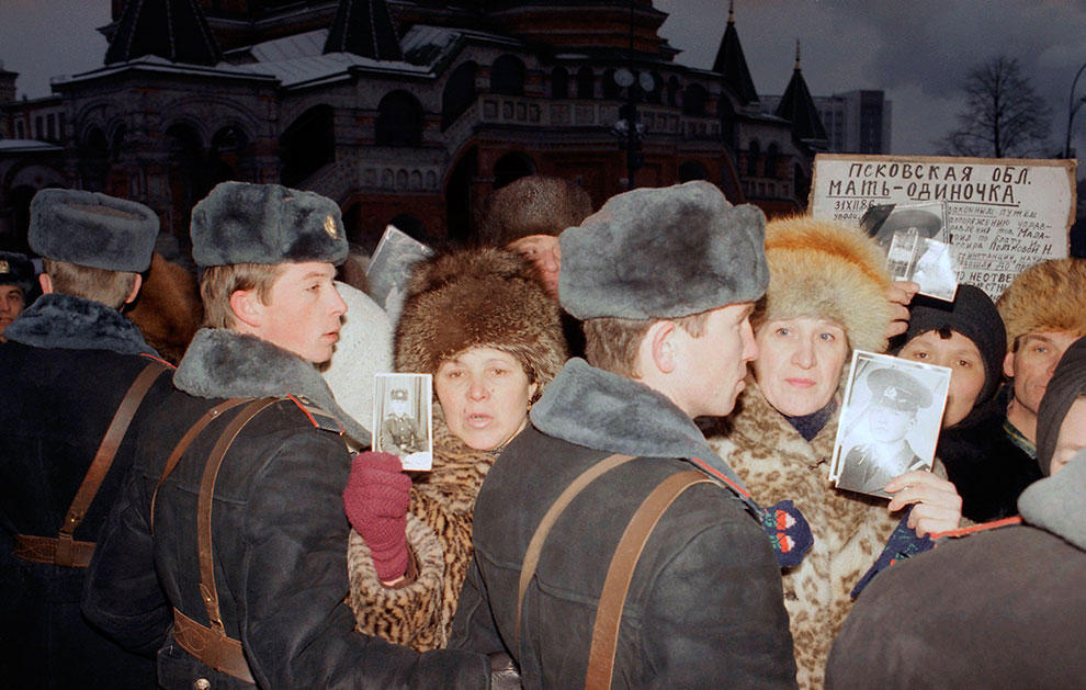 26. Митинг матерей 24 декабря 1990 года. Во время службы в СССР в 1990 году погибло около 6000 солдат-новобранцев.