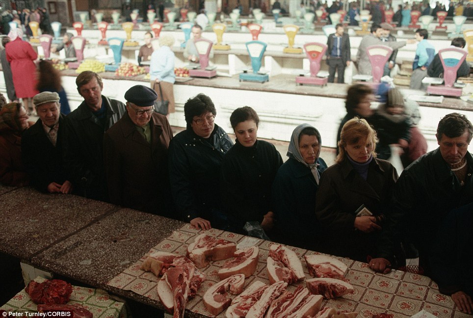 3. Центральный рынок Новокузнецка. Огромная очередь за мясом.