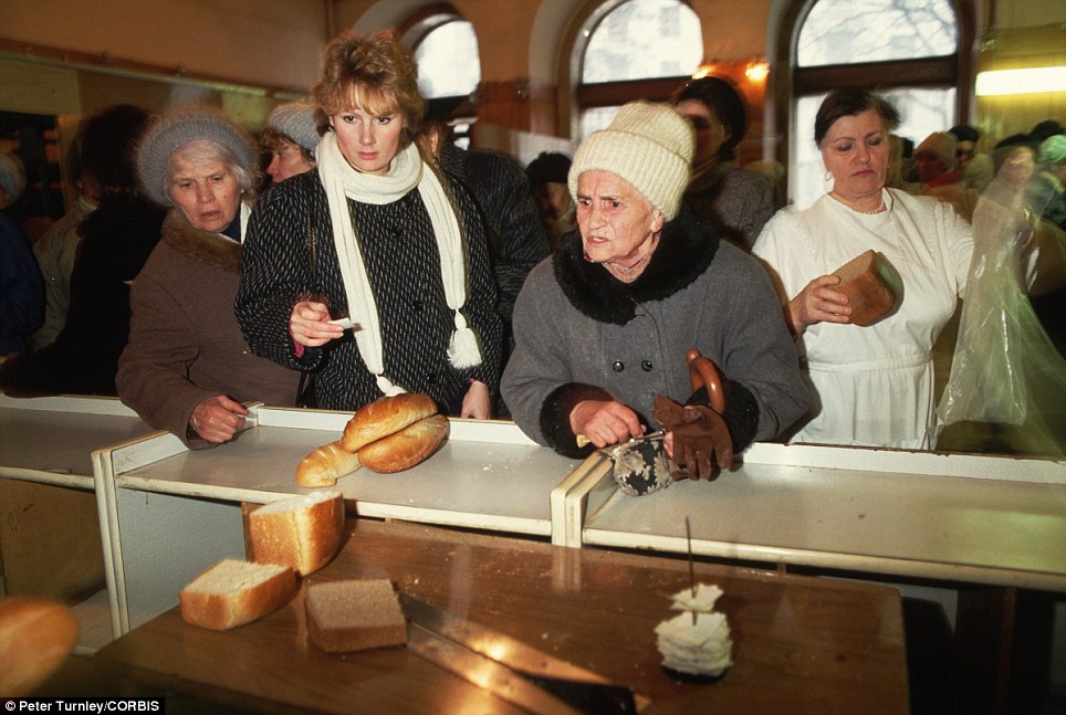 6. Ноябрь 1991 года. Очередь за хлебом. До распада СССР остается всего месяц.