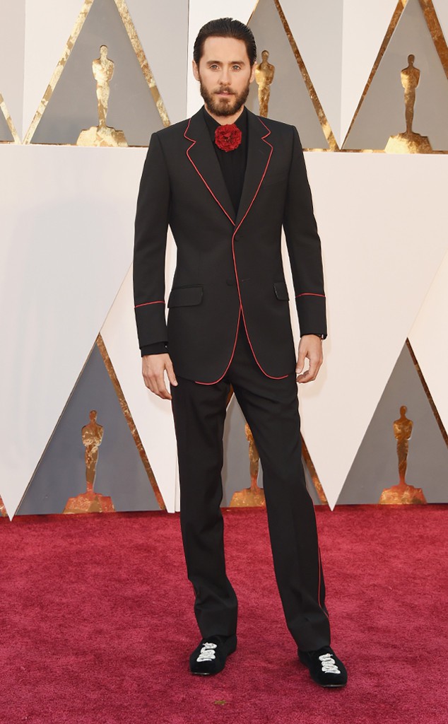 8. Джаред Лето и его необычный образ. Джаред появился на ковровой дорожке в костюме от Gucci, но вместо галстука он надел красный цветок.