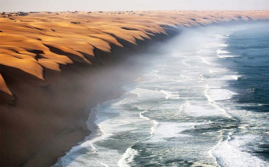 1. Место, где пустыня Намиб встречается с морем.