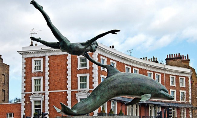 10. Мальчик с дельфином, Великобритания.