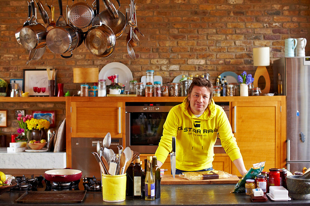 2. Джейми Оливер. Известный шоумен и автор многих кулинарных шоу. Также Джейми борец за здоровое и правильное питание. А это его домашняя кухня. Вы тоже можете обустроить кухню подобным образом. Осталось только выбрать кухонный гарнитур. 