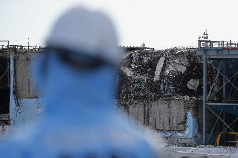 13. Вид разрушенного реактора на АЭС Фукусима.
