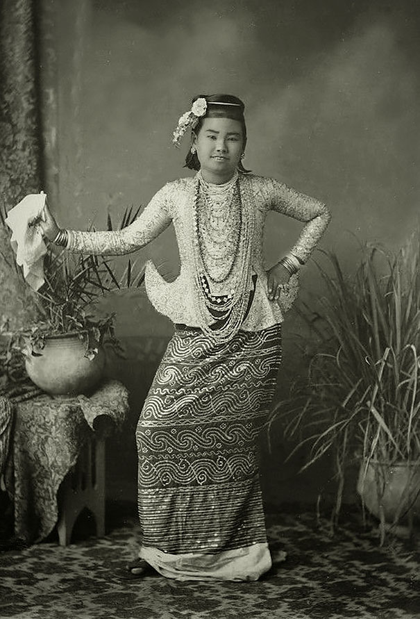 38. Бирманская танцовщица.