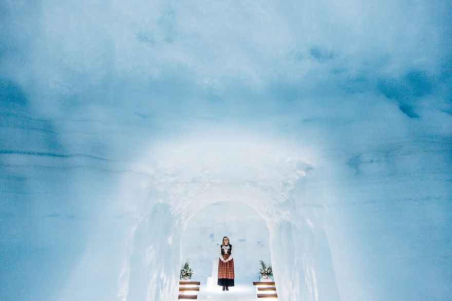 5. Энтони и Мари всегда хотели сыграть необычную свадьбу. Просматривая фотографии туннелей ледника Лаунгйёкюдль их посетила безумная мысль о проведении свадьбы в одной из пещер ледника. 
