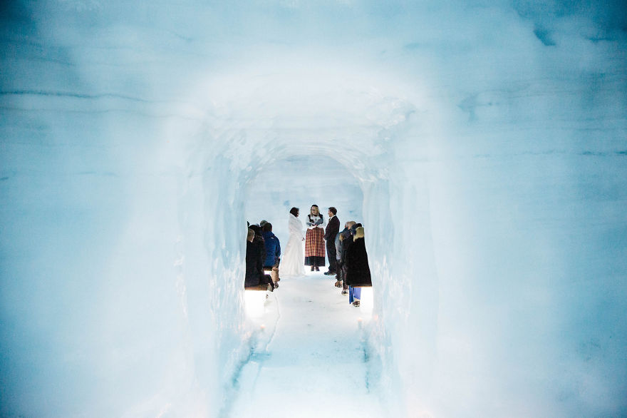 7. Внутри ледника собрались гости.