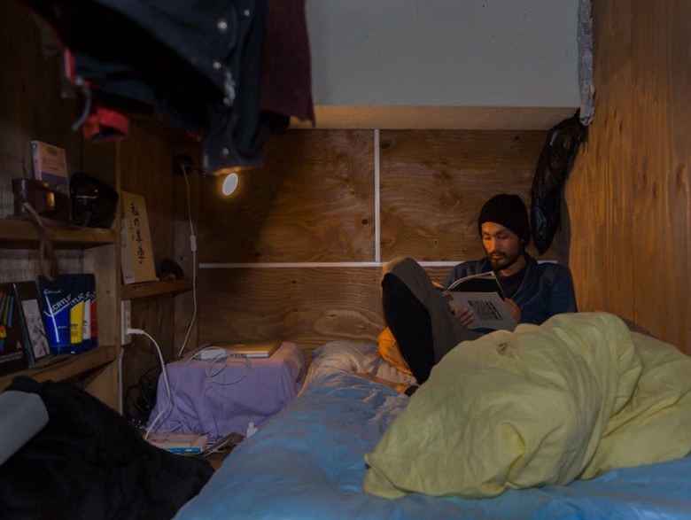 7. Некоторые жильцы поддерживают порядок в своих маленьких комнатках. И даже ощущается некий уют и комфорт.
