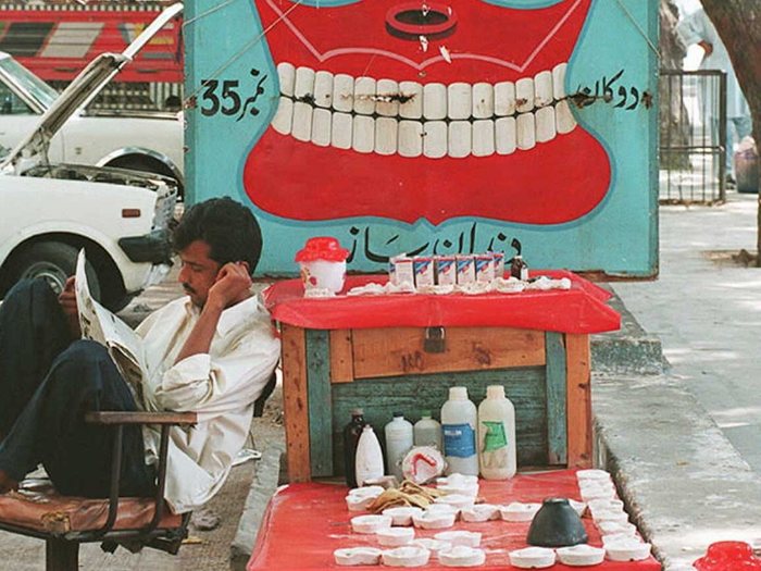 18. Уличный стоматолог в Карачи, Пакистан.