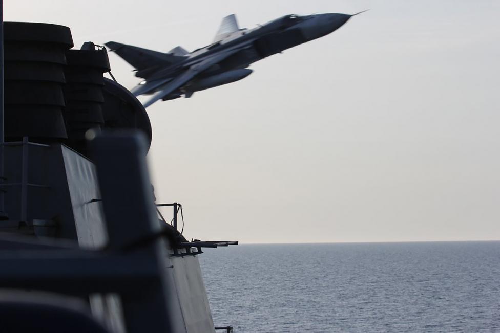1. Фото ВМС США. Российский Су-24 очень низко пролетает над американским эсминцем Дональд Кук в Балтийском море имитирую атаку. 