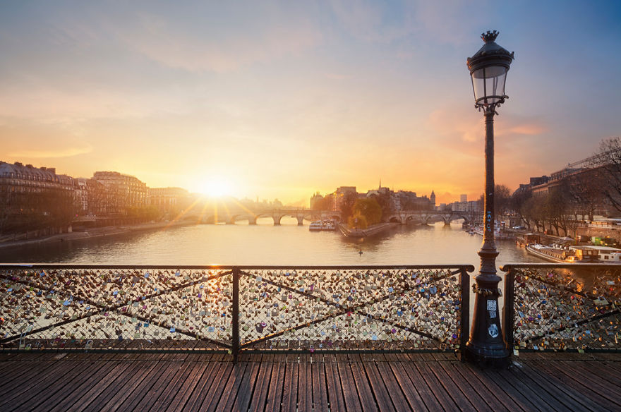 12. Мост искусств в Париже, Франция.