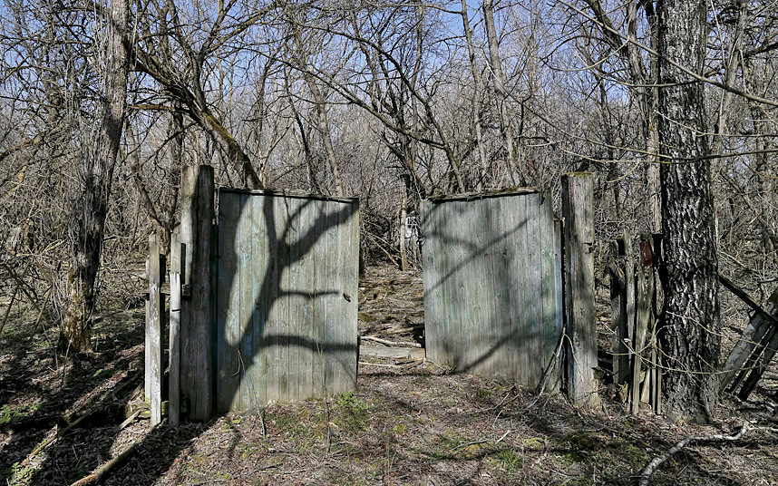 13. Открытые ворота бывшего дома в заброшенной деревне Залесье.